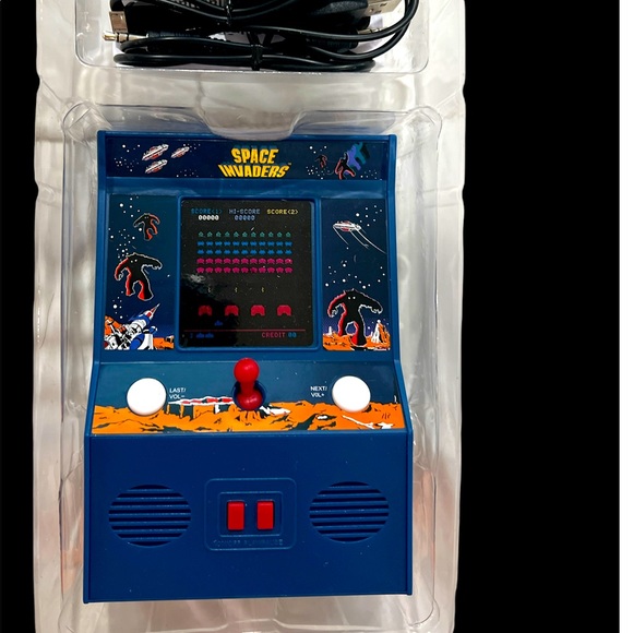 Space Invaders Arcade Bluetooth Speaker Rechargeable Battery - Picture 1 of 3